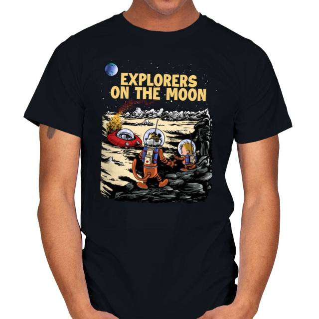 EXPLORERS ON THE MOON - Calvin and Hobbes T-Shirt